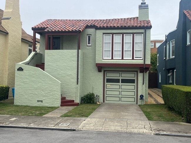 Large 3 Bedroom 3 Bath House**Yard**Washer... - Large 3 Bedroom 3 Bath House**Yard**Washer...
