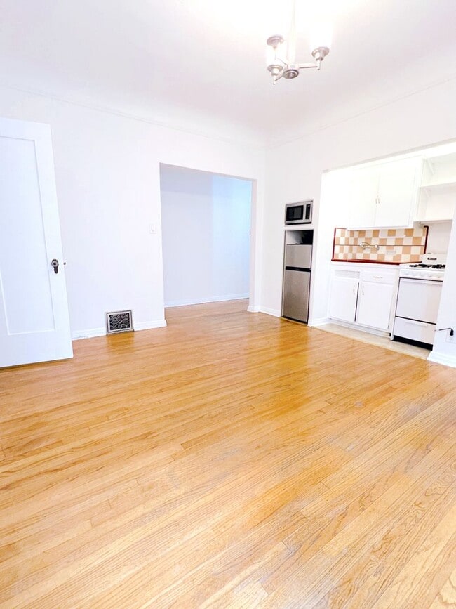 Photo - Curson Ave Apartments By The Grove Unidad 447 3/4