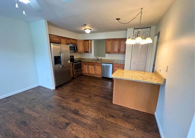 102 Caernarvon Ct