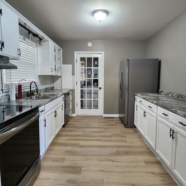 Photo - 320 Roney Dr