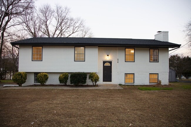 Building Photo - NEWLY REMODELED