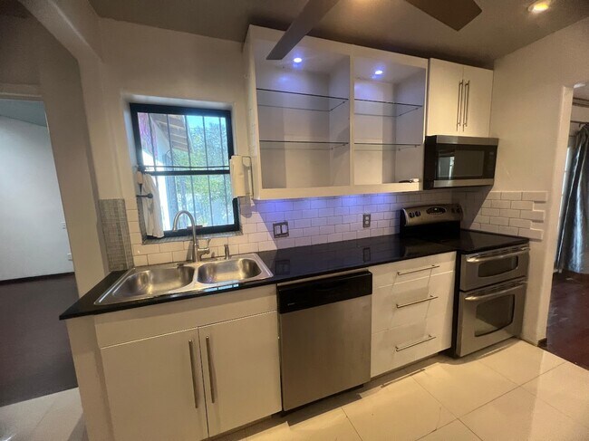 Photo - 1808 N Broadway St