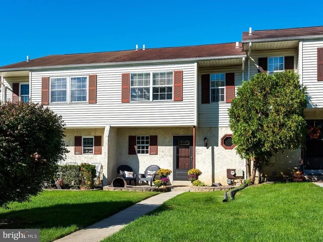 Abundan los espacios verdes en 232 Carlyn Court, con 2 lugares reservados y espacio abierto en la parte delantera y trasera. - 232 Carlyn Ct