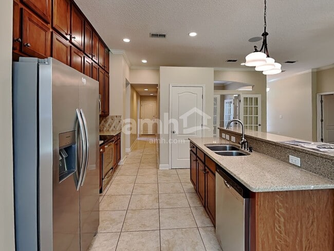 Photo - 908 Athlone Ln