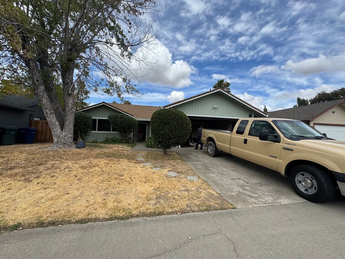 Located in a great neighborhood, 3-4 bedro... - Located in a great neighborhood, 3-4 bedro...