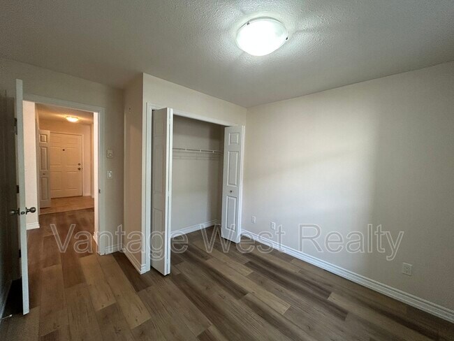 Photo - 598-598 Sutherland Ave