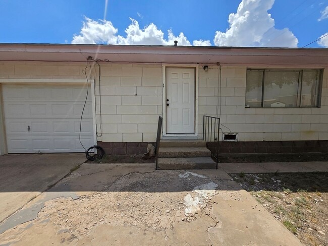 Building Photo - 1 Bedroom Duplex