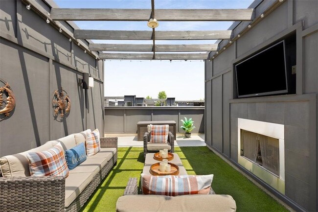 Building Photo - 1300 Chelsea Cir NW