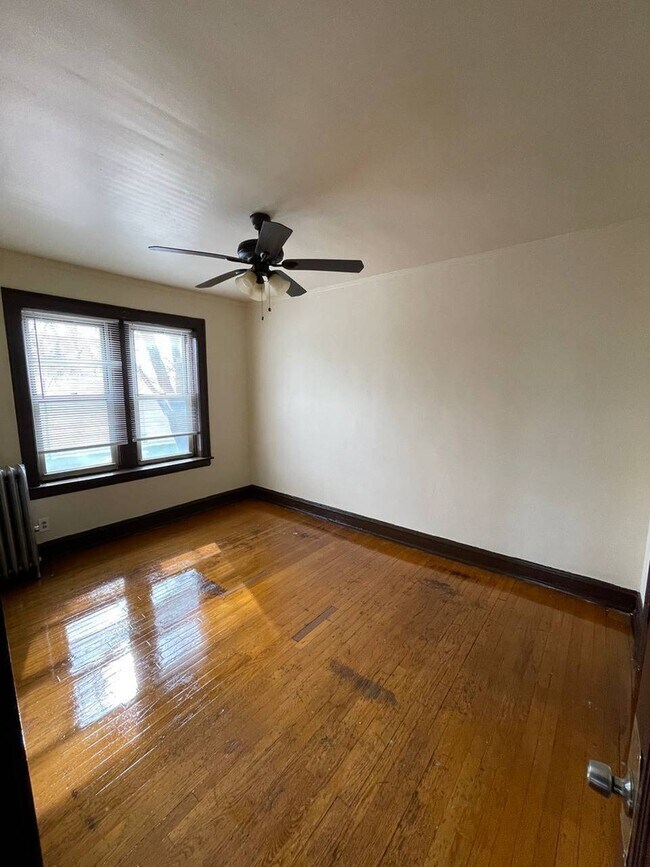 Comfortable Upgraded Bedroom - 7908 S Prairie Ave