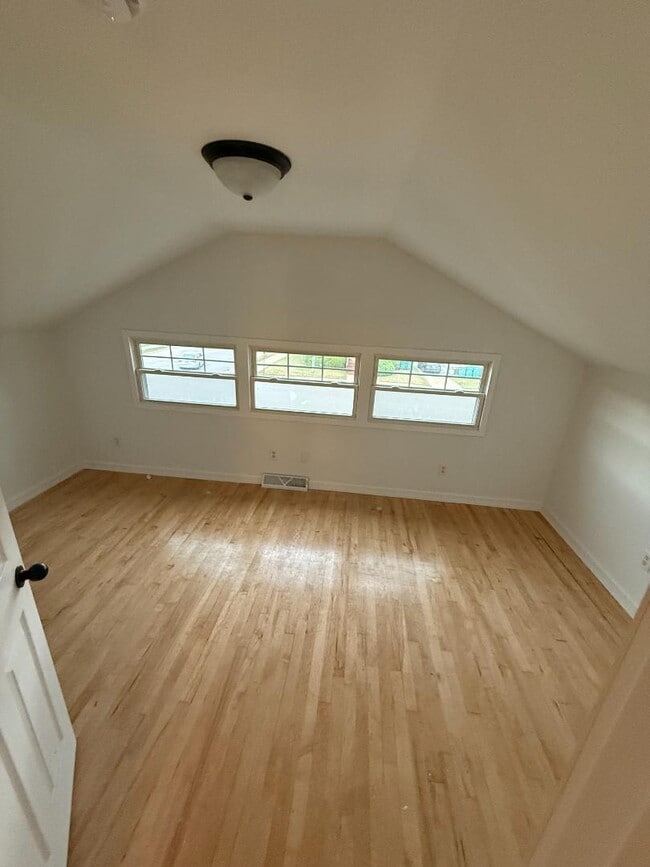 Photo - 2057 Maple Ave