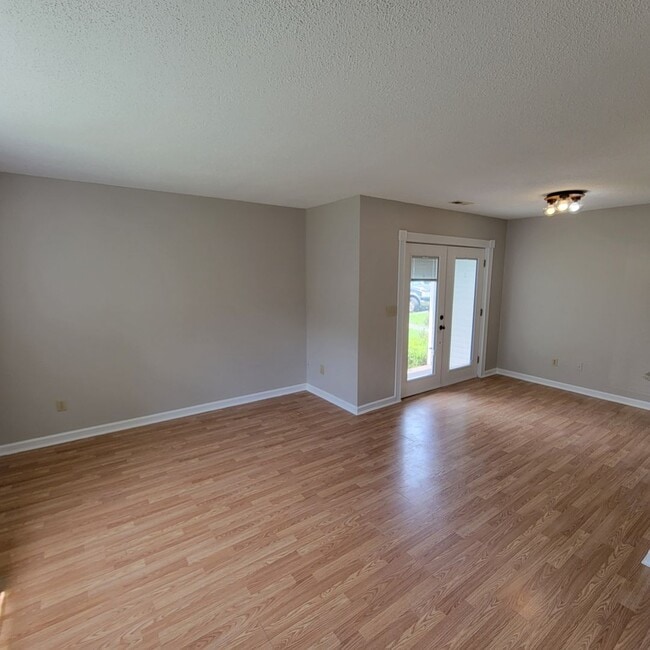 Photo - 63 Eastgate Cir