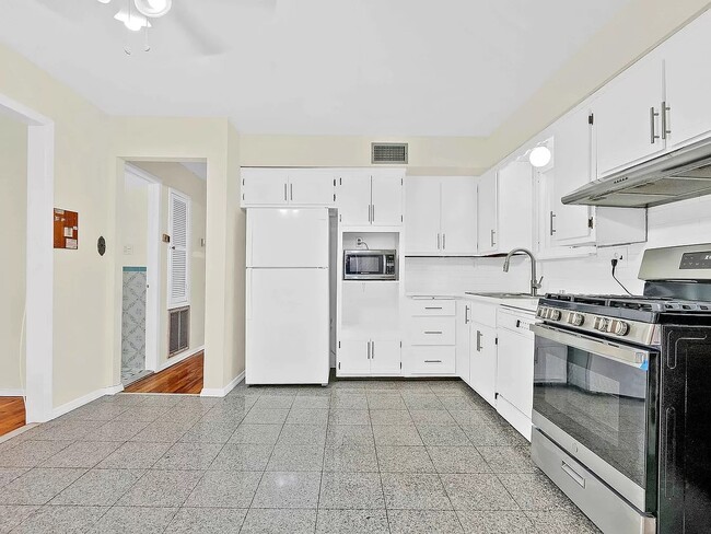 Photo - 17532 Devonshire Rd Unit 1st Floor