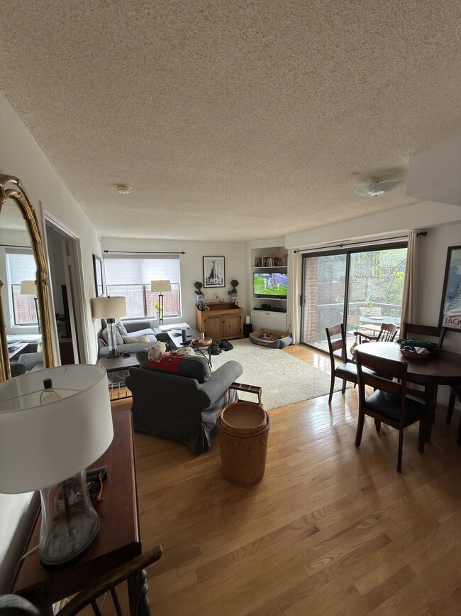 Building Photo - 2320 Wisconsin Ave NW Unit 212 Rental