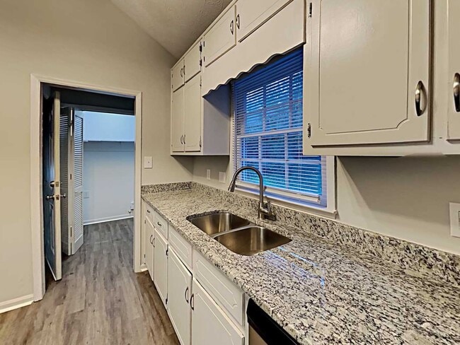 Photo - 1427 Hillside Pl SE