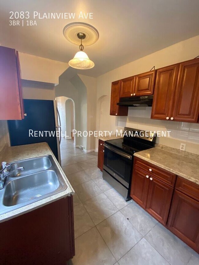Photo - 2083 Plainview Ave