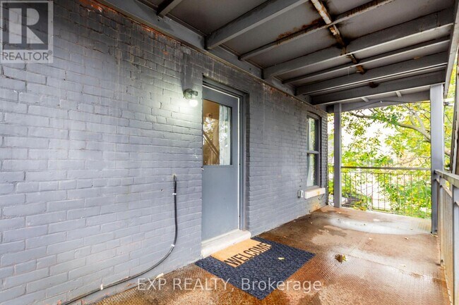 Photo - 144 Wellington St N