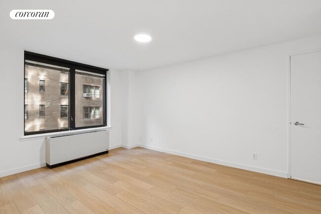 Photo - 150 E 57th St