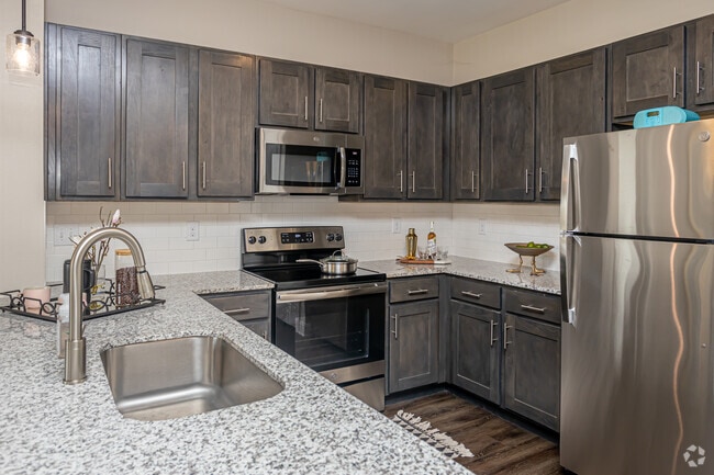 2BR, 2BA - 1,043SF