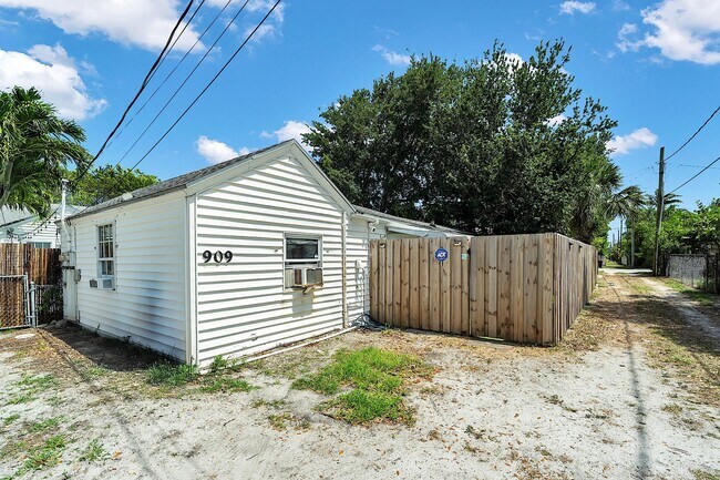 Photo - 909 N Palmway Unit B