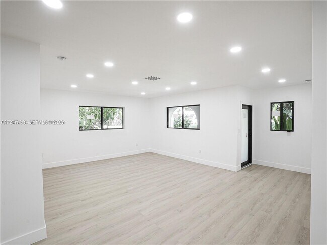 Photo - 530 NE 91st St