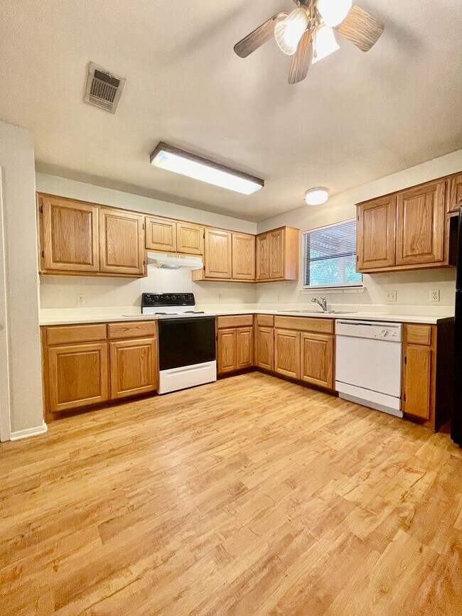Photo - Eclectic 3 Bedroom, 2 Bathroom Home - 2 Ca...