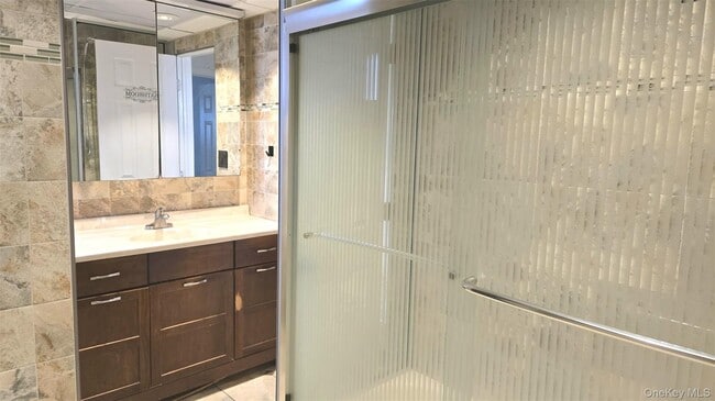 Photo - 581 Meacham Ave