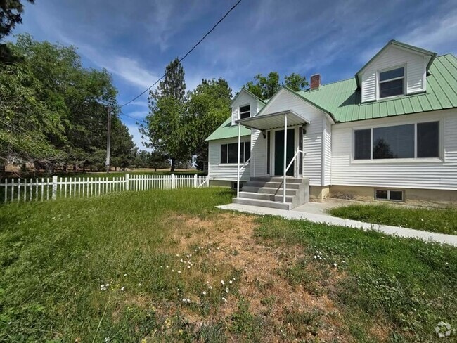 Building Photo - The Epitome of Country Living!! Rental
