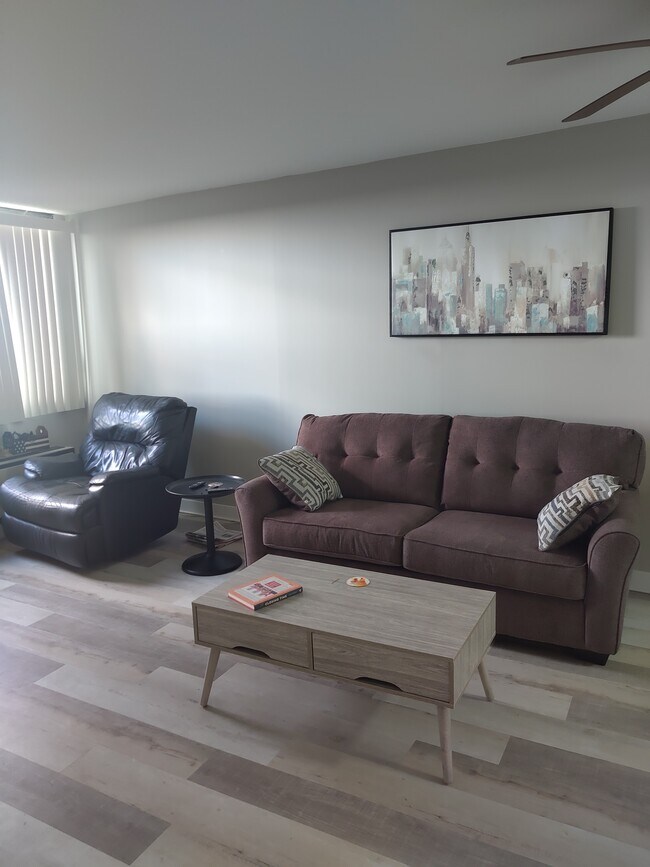 Living room - 1181 Edgcumbe Rd Unidad Robert Hogseth