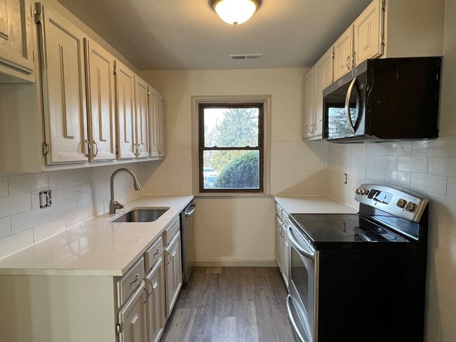 Photo - 977 Village Round