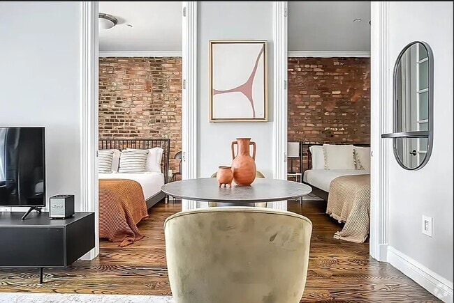 Building Photo - 438 W 52nd St Unit 1E Rental