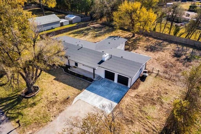 Photo - 6525 W University St