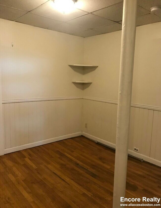 Photo - 533 Newbury St Unit B