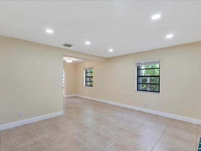 Living area - 6470 SW 38th St