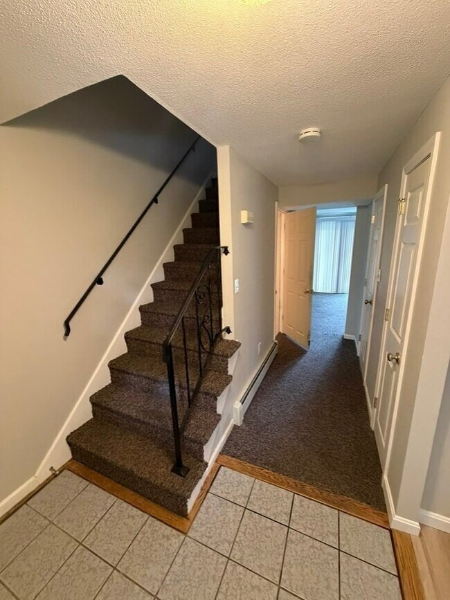 Photo - 136 Canterbury Ln