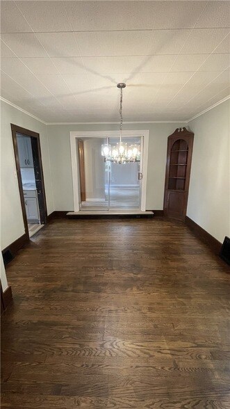 366 White Ave