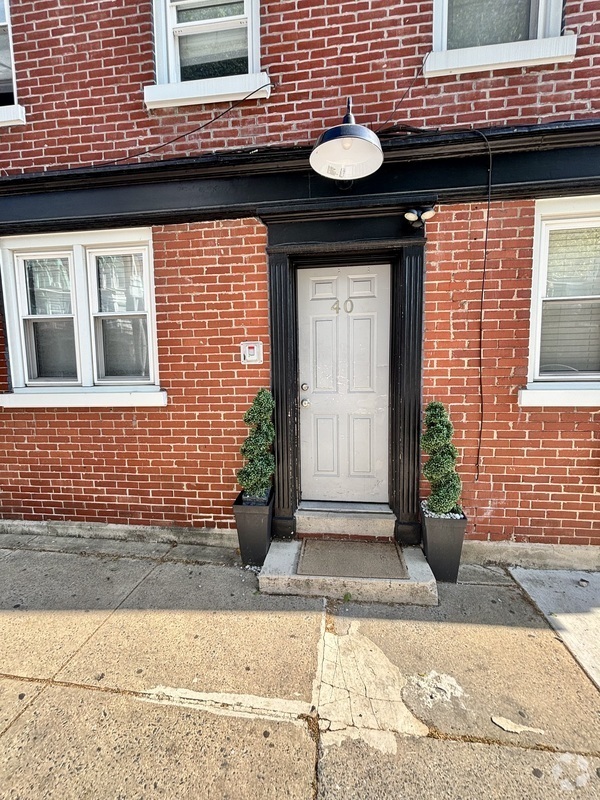 Building Photo - 40 W James St Unit 7 Rental