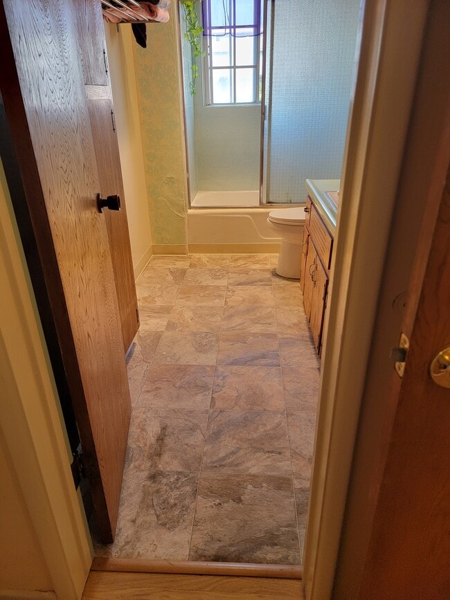 baño - 2239 N Frederic St Unidad 2nd story Light n Bright