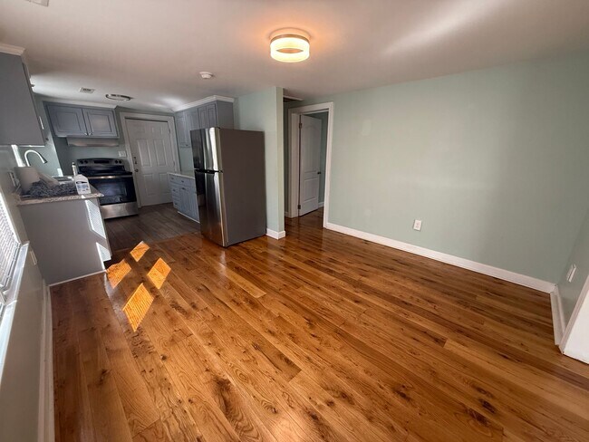 Photo - 1709 Carolina St E