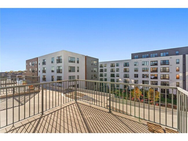 Building Photo - 2650 University Ave W Unit 318