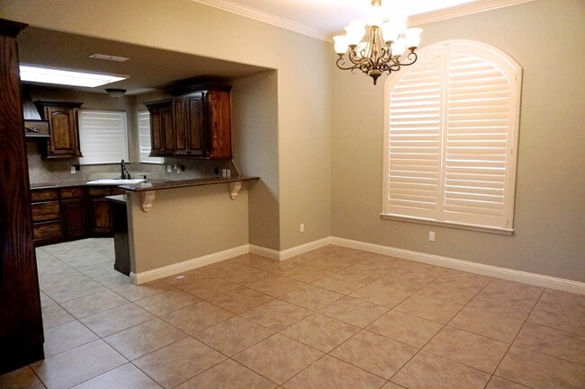 Photo - Beautiful Spacious Home Located In Regal Park!