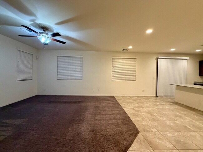 Beautiful 2260sqft 3bed 2.5bath with tile downstairs, carpet in Den & Living Room