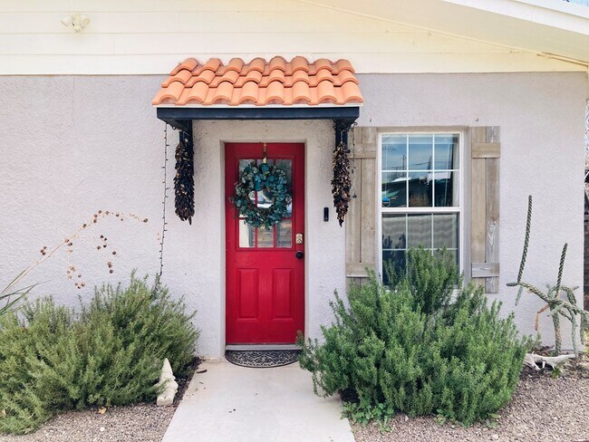 Photo - 104 E Waco St