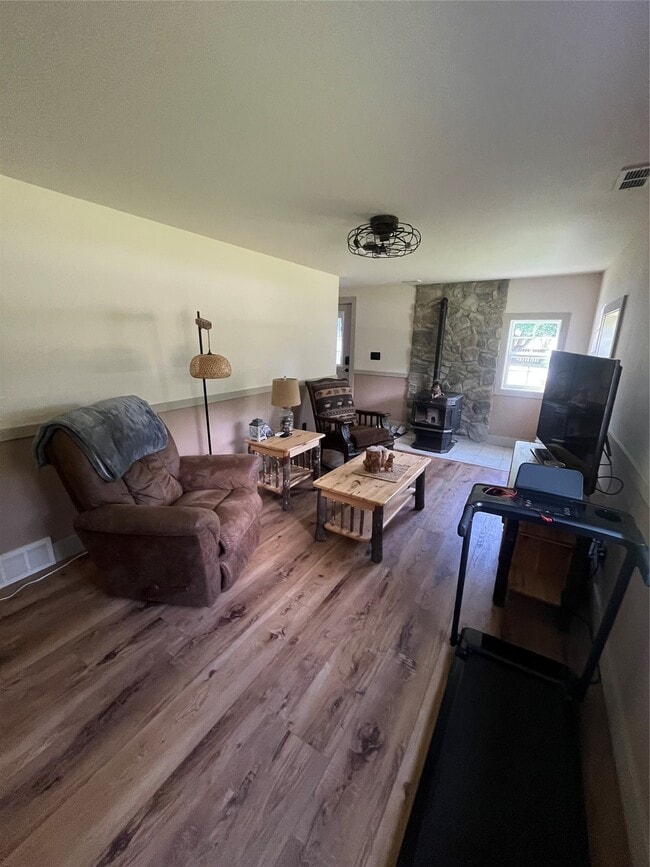 1261 Avonia Rd