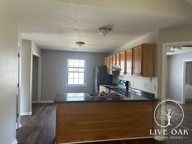 Photo - MOVE IN SPECIAL: $500 OFF 1ST MONTH'S RENT!**