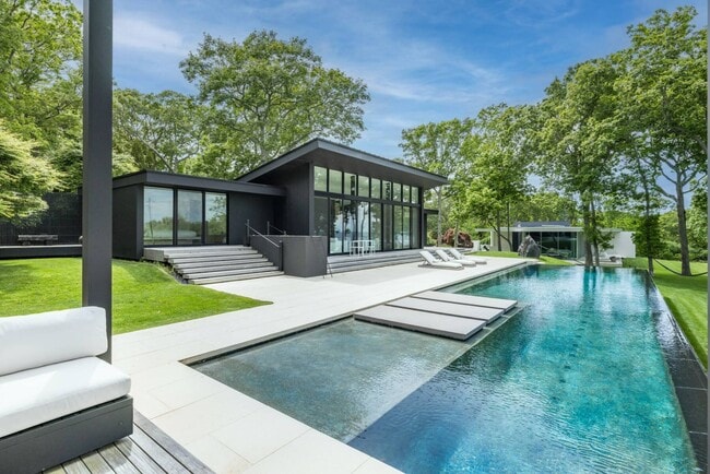 Building Photo - 20-22 Hedges Banks Dr