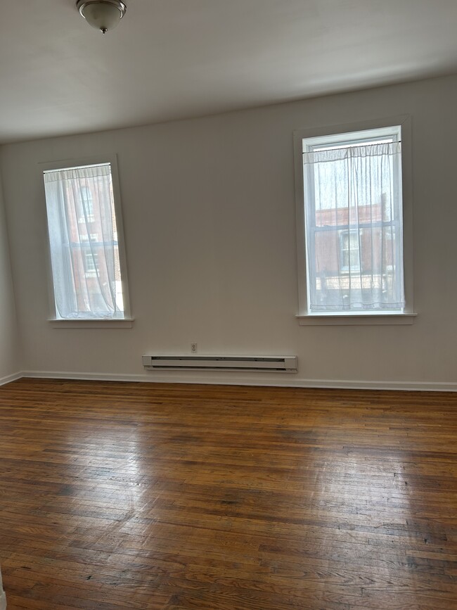 Living space - 3053 Frankford Ave Unit 2F