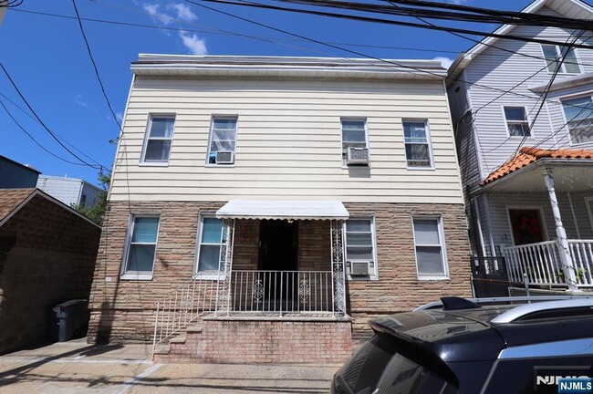 Building Photo - 9 Maple St Unit 2L