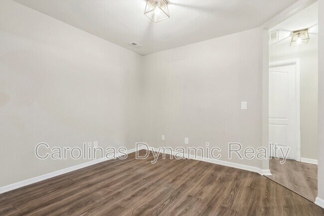 Photo - 530 Stonehenge Dr