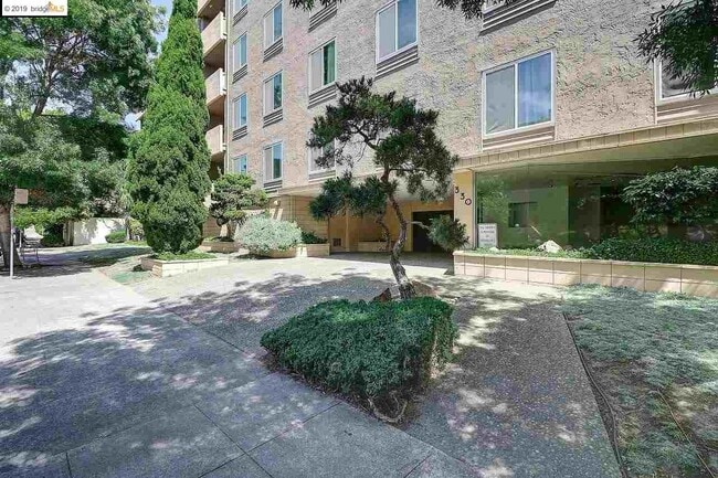 Building Photo - 330 Vernon St Unit 404