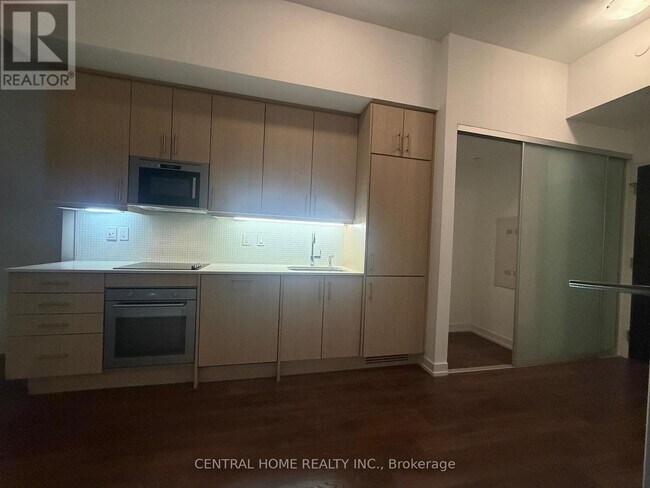 Photo - 297 College St Unit 718